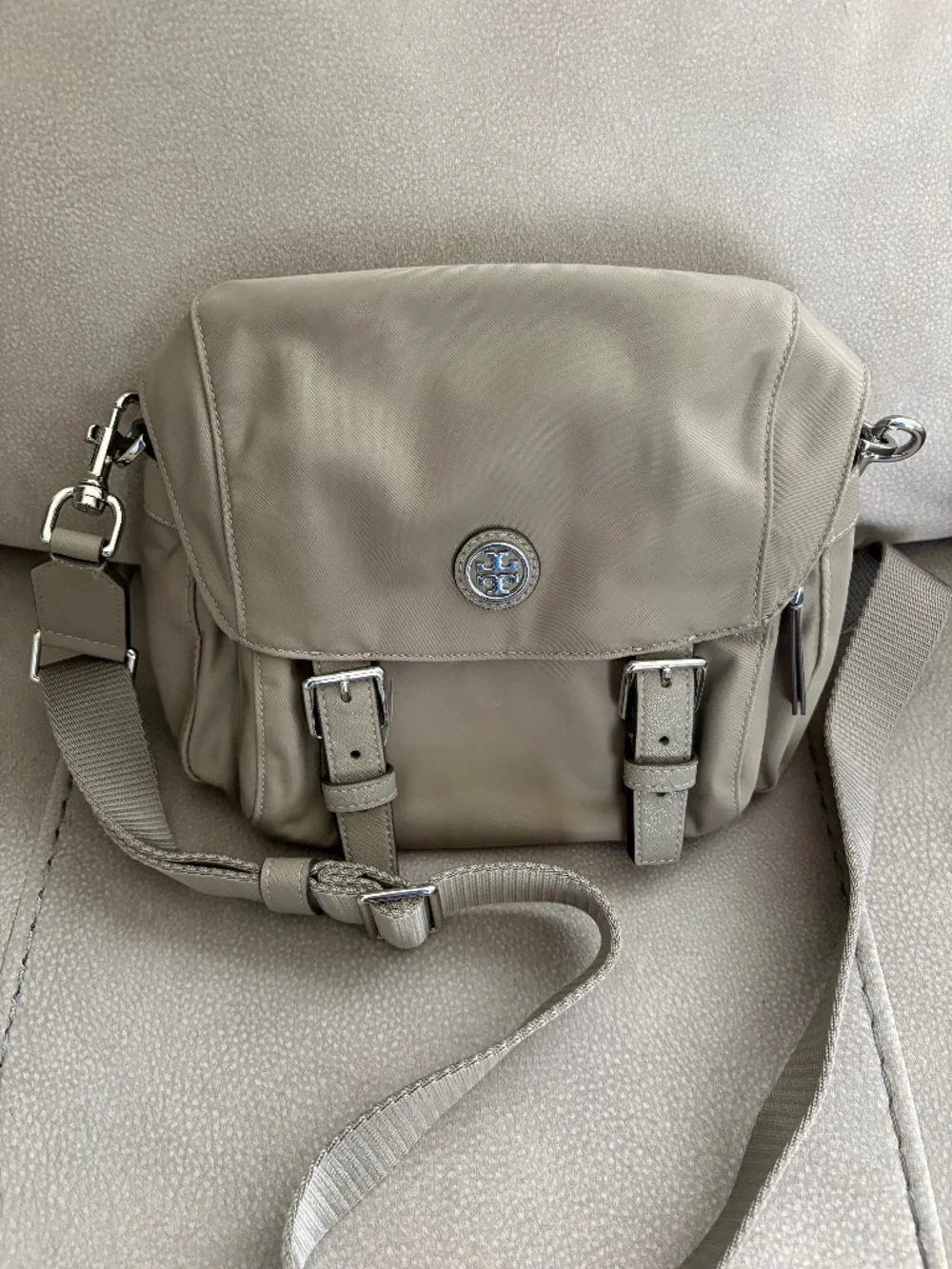 TORY BURCH VIRGINIA SMALL MESSENGER - Picture 1 of 9